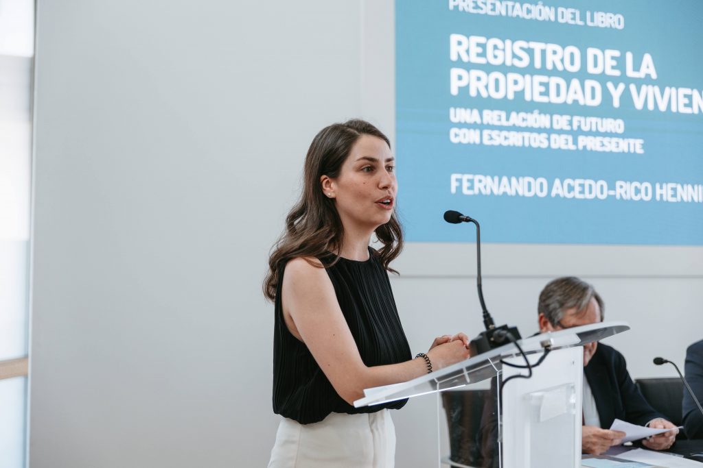 Quiara López Ferrer Abogada Penalista en Madrid España especializada en derecho penal participa en la presentación del libro de Fernando Acedo-Rico